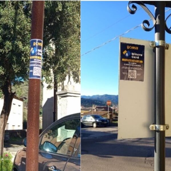 Cartelli informativi di Miniera Cerci su pali in strada urbana.