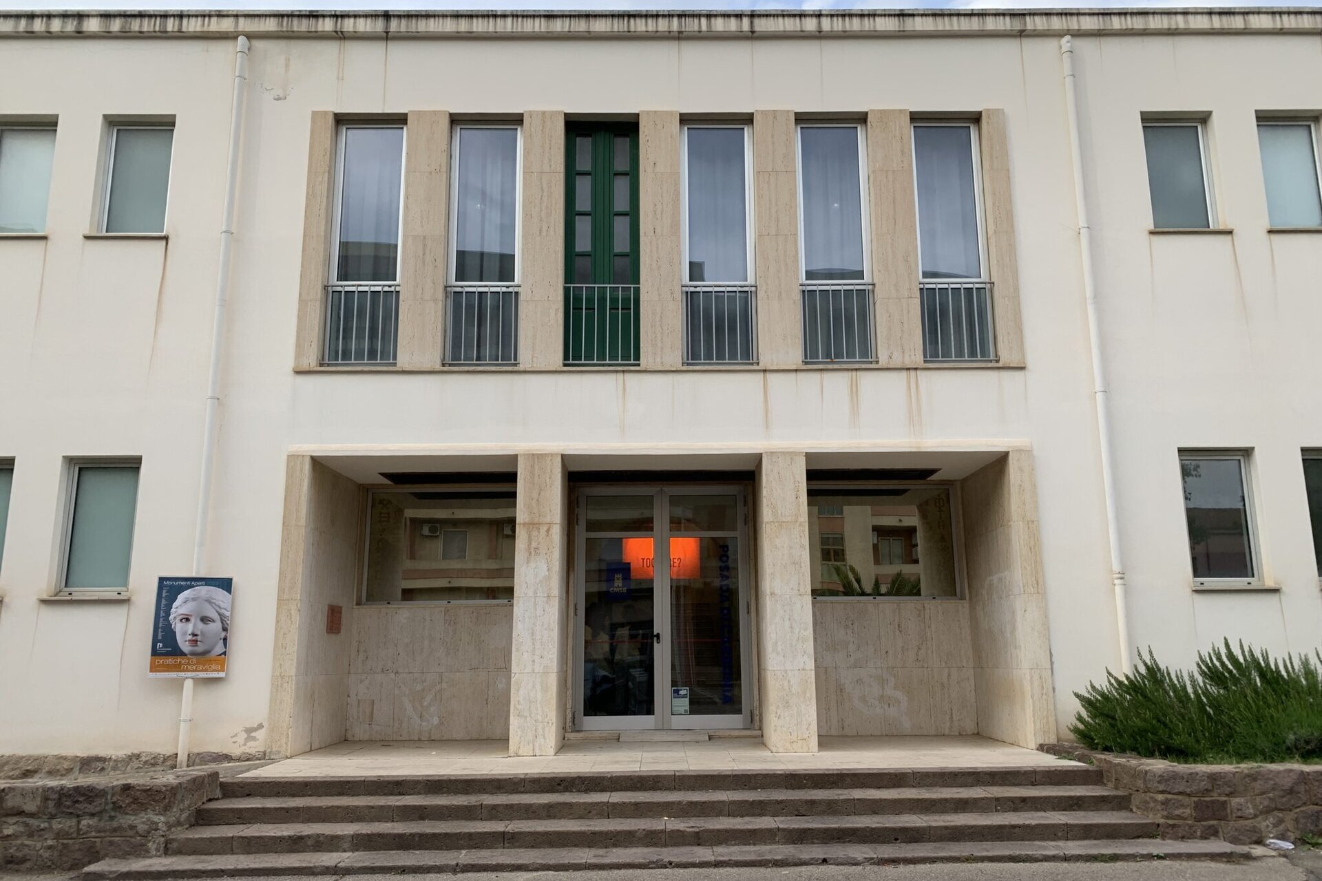 Ingresso di un edificio moderno con scalini e finestre alte