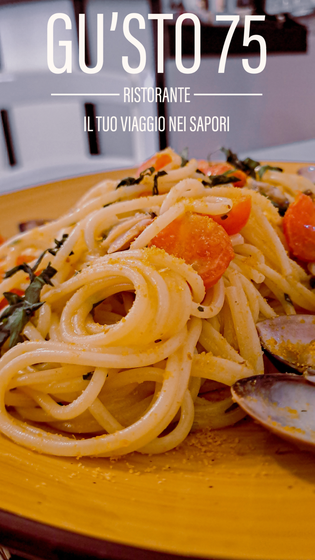 Piatto di spaghetti con pomodorini, erbe aromatiche e frutti di mare