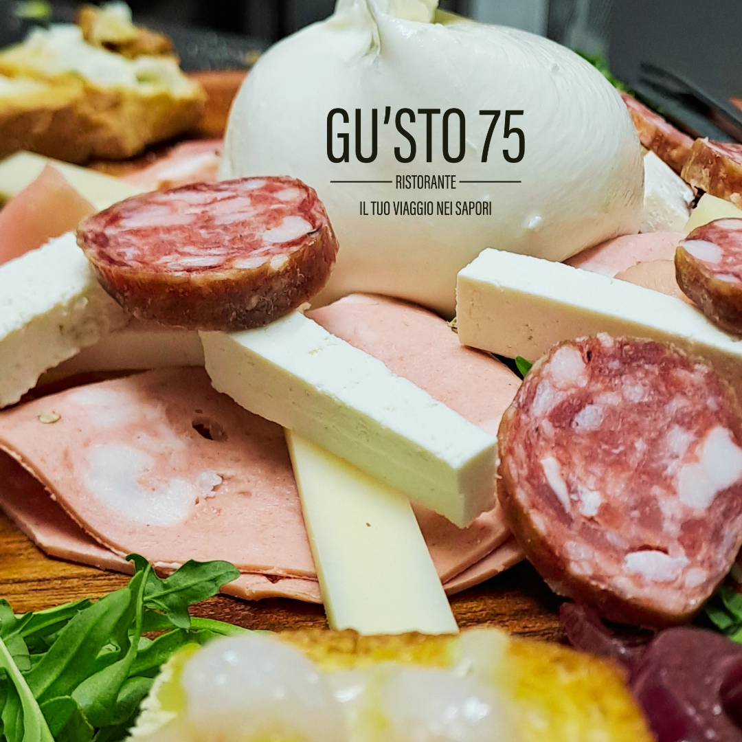 Tagliere con salumi, formaggi e burrata fresca, piatto tipico italiano.