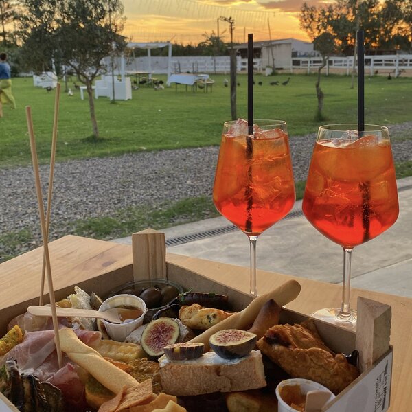 Aperitivi e tagliere con salumi e formaggi all'aperto al tramonto