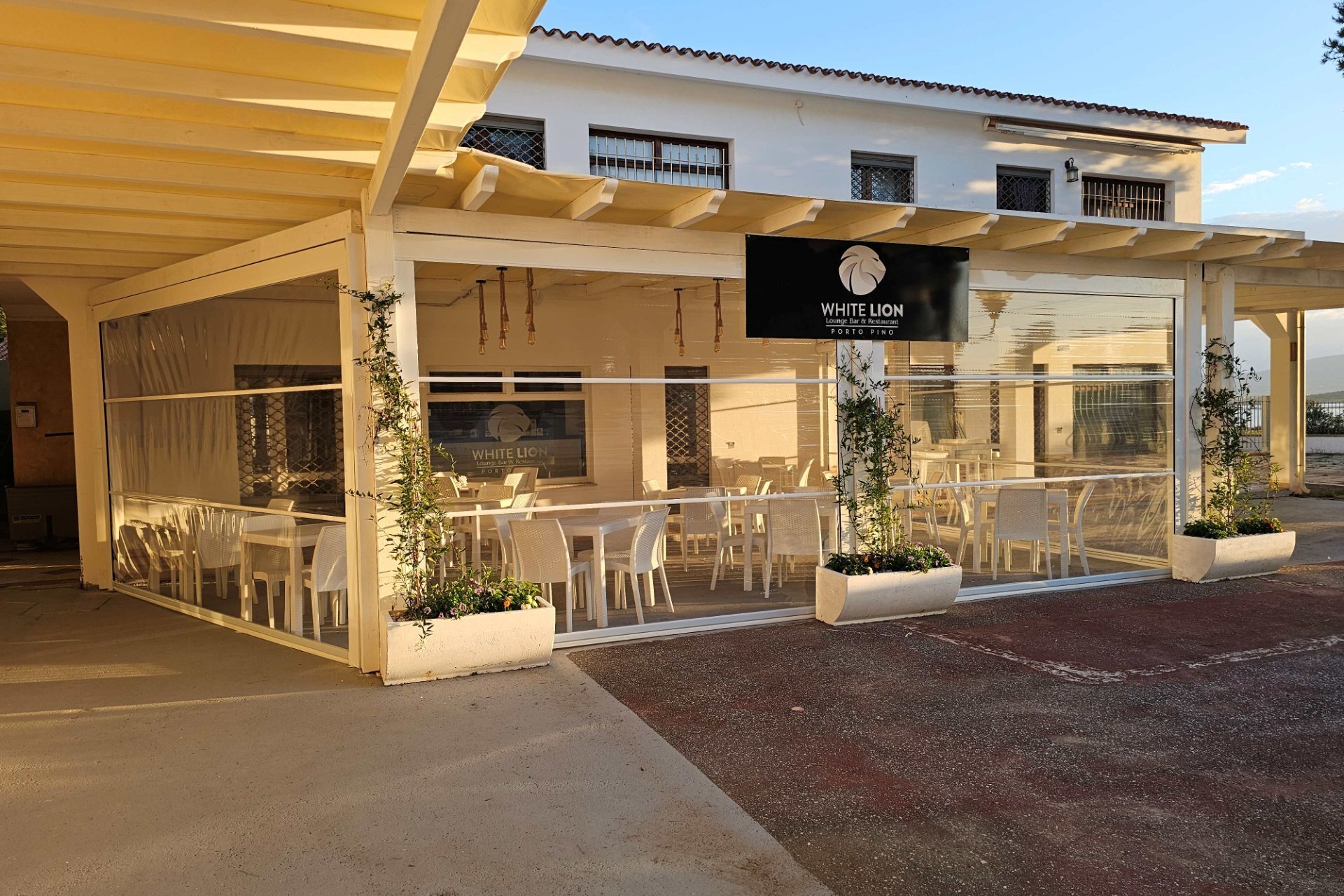 White Lion Lounge Bar Restaurant Porto Pino 167