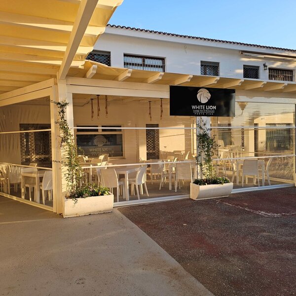 White Lion Lounge Bar & Restaurant - Porto Pino